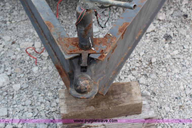 image for item H6639 2000 32' office trailer