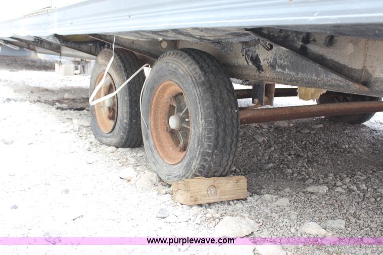 image for item H6639 2000 32' office trailer