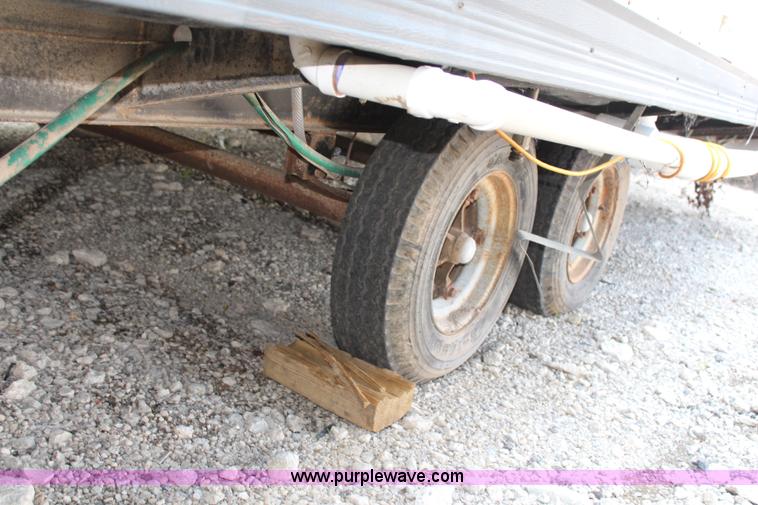 image for item H6639 2000 32' office trailer