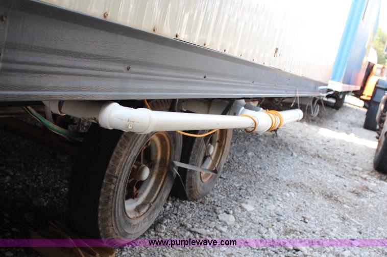 image for item H6639 2000 32' office trailer
