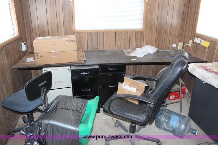 image for item H6639 2000 32' office trailer