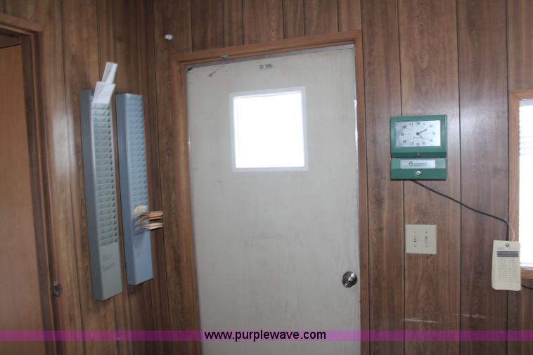 image for item H6639 2000 32' office trailer