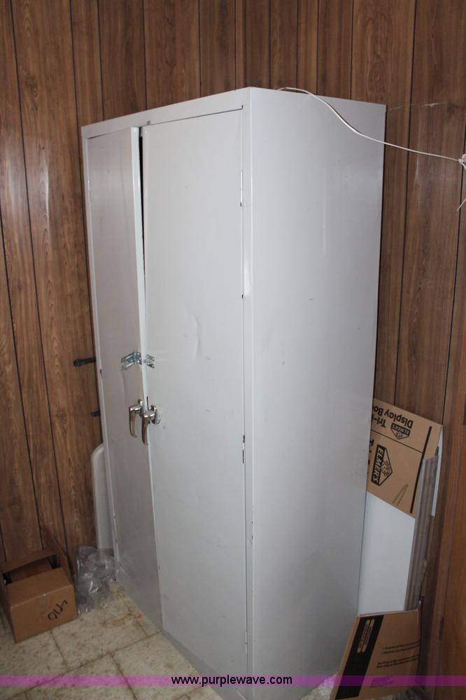 image for item H6639 2000 32' office trailer