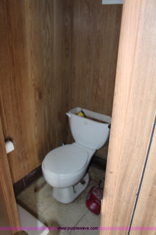 image for item H6639 2000 32' office trailer