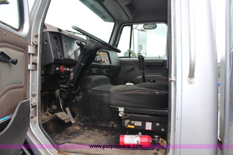 image for item H6710 1997 International 8100 service truck