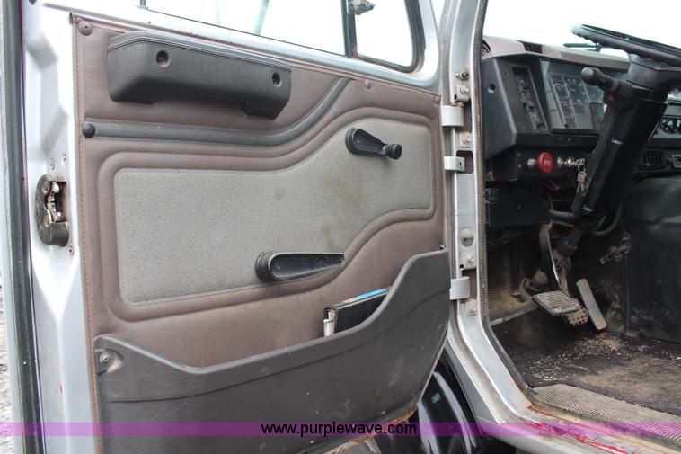 image for item H6710 1997 International 8100 service truck