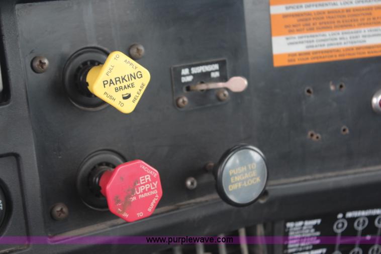 image for item H6710 1997 International 8100 service truck