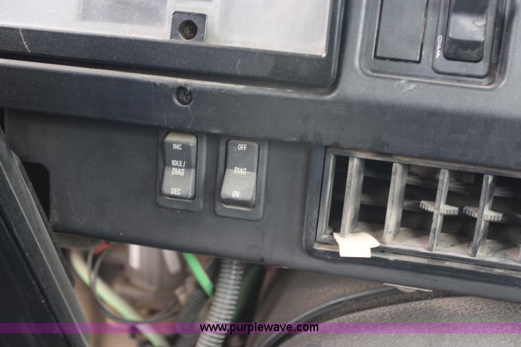 image for item H6710 1997 International 8100 service truck