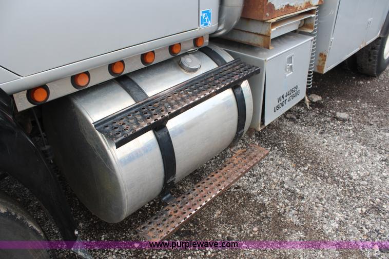 image for item H6710 1997 International 8100 service truck