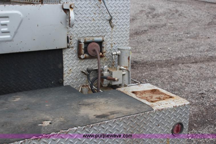 image for item H6710 1997 International 8100 service truck