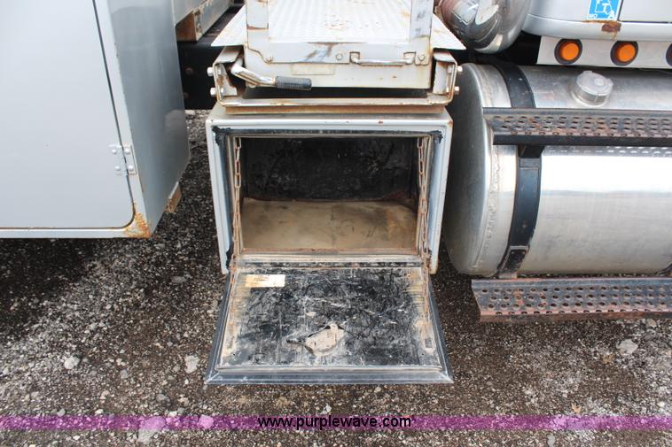 image for item H6710 1997 International 8100 service truck