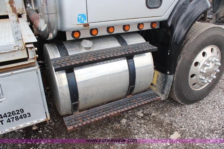 image for item H6710 1997 International 8100 service truck