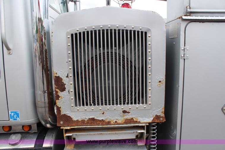 image for item H6710 1997 International 8100 service truck