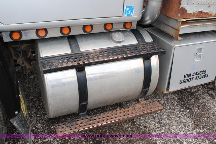 image for item H6710 1997 International 8100 service truck