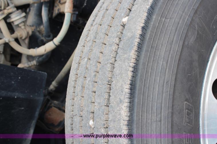 image for item H6710 1997 International 8100 service truck