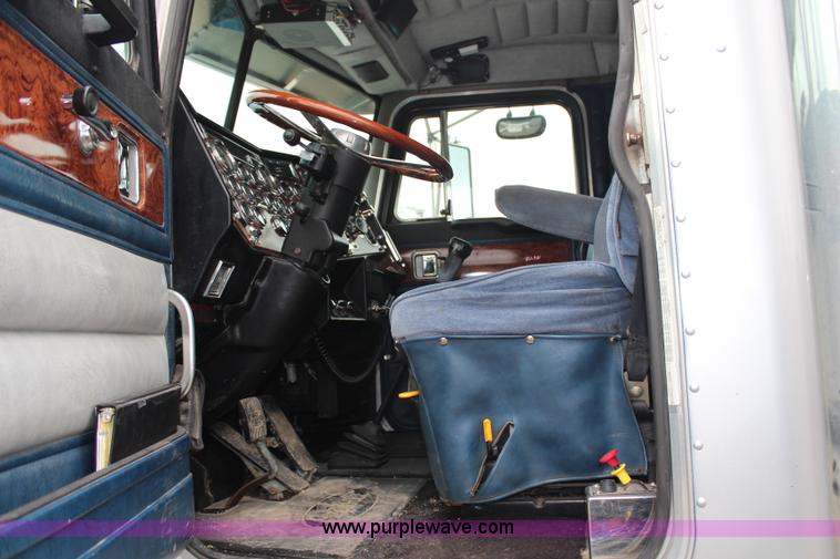 image for item H6711 1997 Peterbilt 379 semi truck