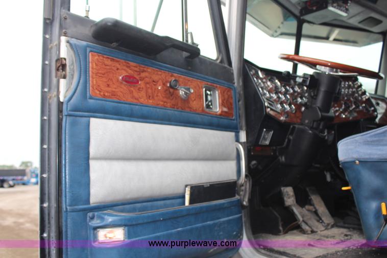 image for item H6711 1997 Peterbilt 379 semi truck