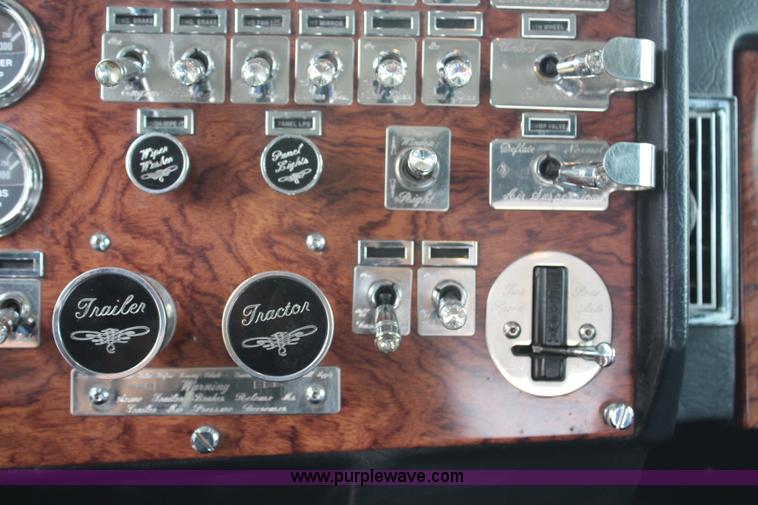 image for item H6711 1997 Peterbilt 379 semi truck