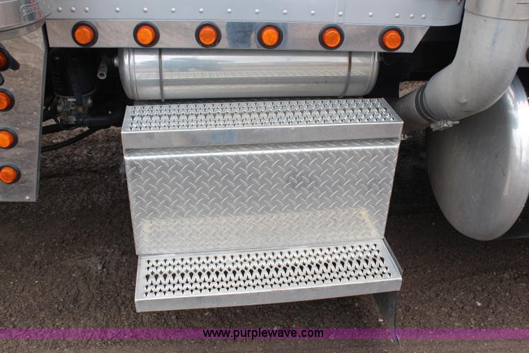 image for item H6711 1997 Peterbilt 379 semi truck