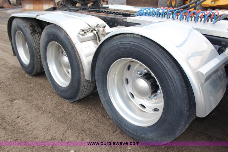 image for item H6711 1997 Peterbilt 379 semi truck