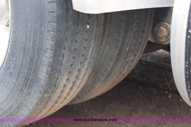 image for item H6711 1997 Peterbilt 379 semi truck