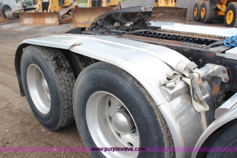 image for item H6711 1997 Peterbilt 379 semi truck