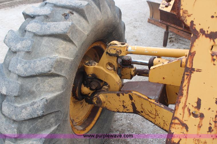 image for item H6720 1989 Champion 720A articulated motor grader