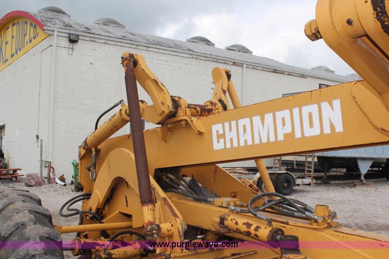 image for item H6720 1989 Champion 720A articulated motor grader