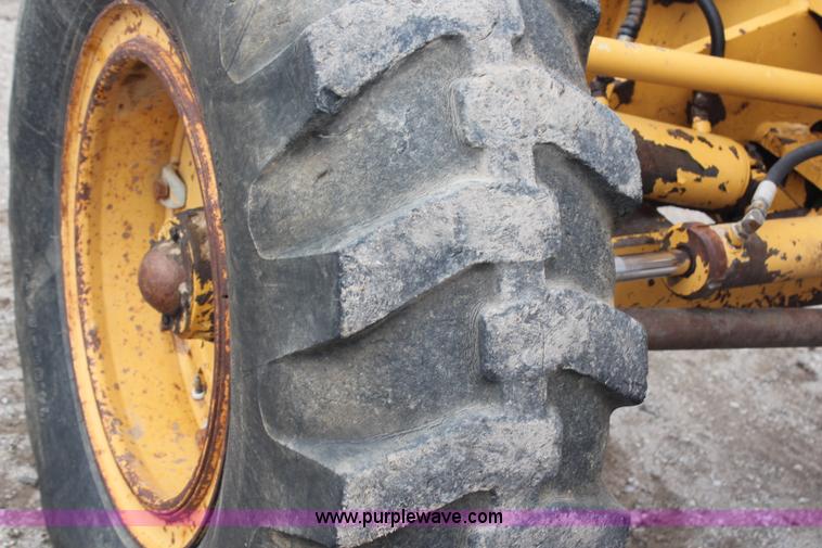 image for item H6720 1989 Champion 720A articulated motor grader