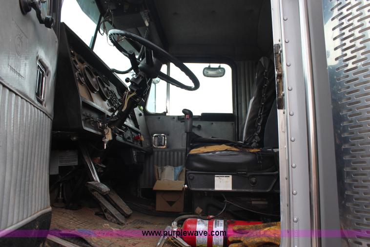 image for item H6722 1992 Kenworth T800 fuel lube truck