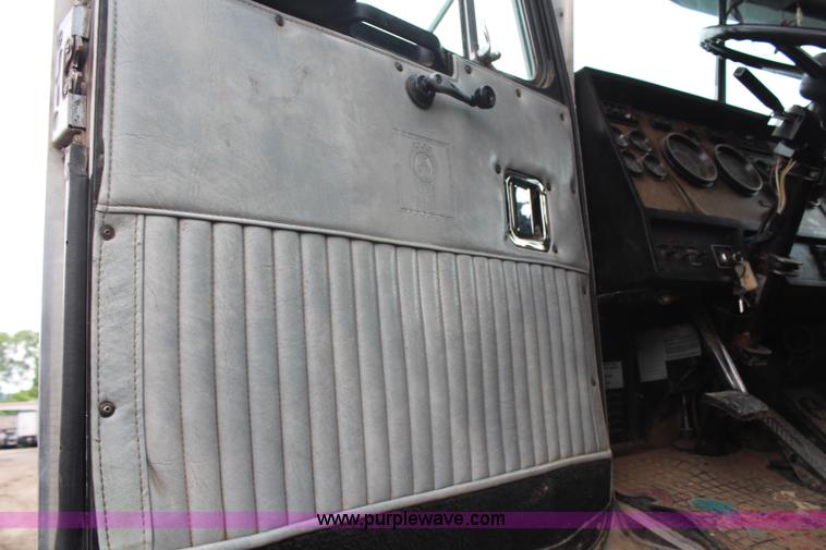 image for item H6722 1992 Kenworth T800 fuel lube truck