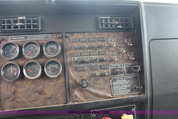 image for item H6722 1992 Kenworth T800 fuel lube truck