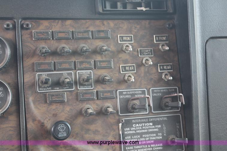 image for item H6722 1992 Kenworth T800 fuel lube truck