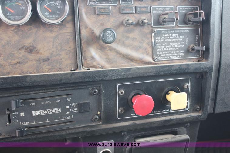 image for item H6722 1992 Kenworth T800 fuel lube truck