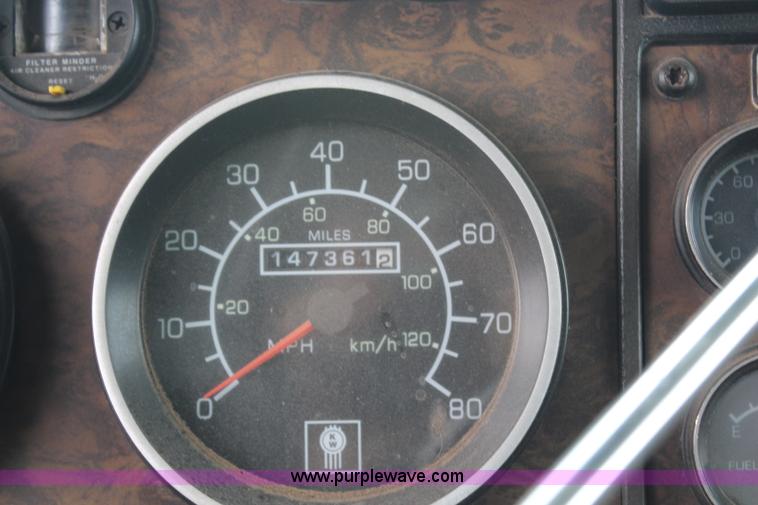 image for item H6722 1992 Kenworth T800 fuel lube truck