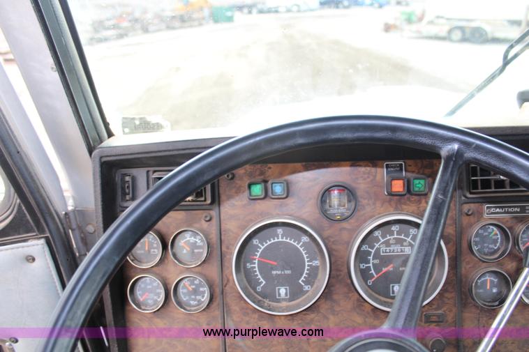 image for item H6722 1992 Kenworth T800 fuel lube truck