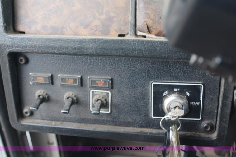 image for item H6722 1992 Kenworth T800 fuel lube truck