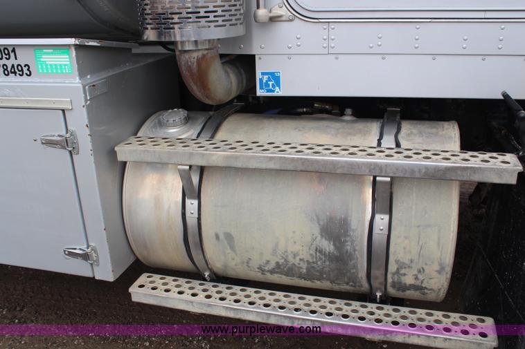 image for item H6722 1992 Kenworth T800 fuel lube truck