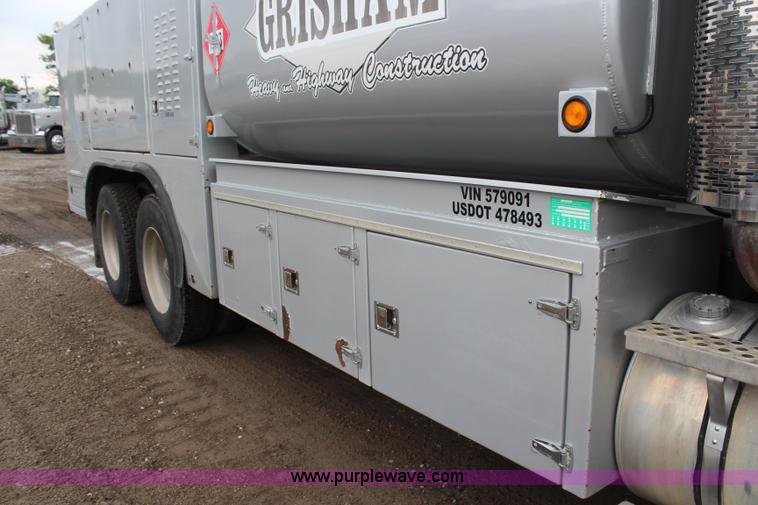 image for item H6722 1992 Kenworth T800 fuel lube truck