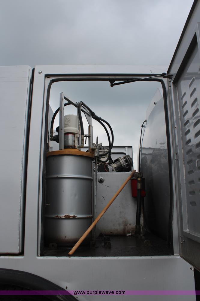 image for item H6722 1992 Kenworth T800 fuel lube truck