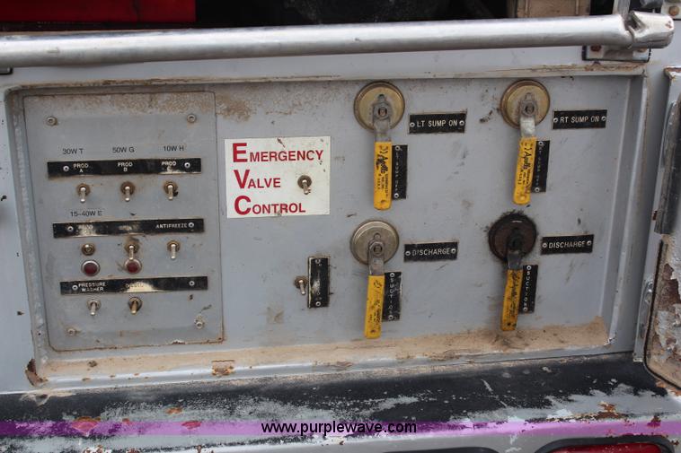 image for item H6722 1992 Kenworth T800 fuel lube truck