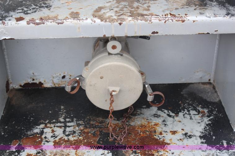 image for item H6722 1992 Kenworth T800 fuel lube truck