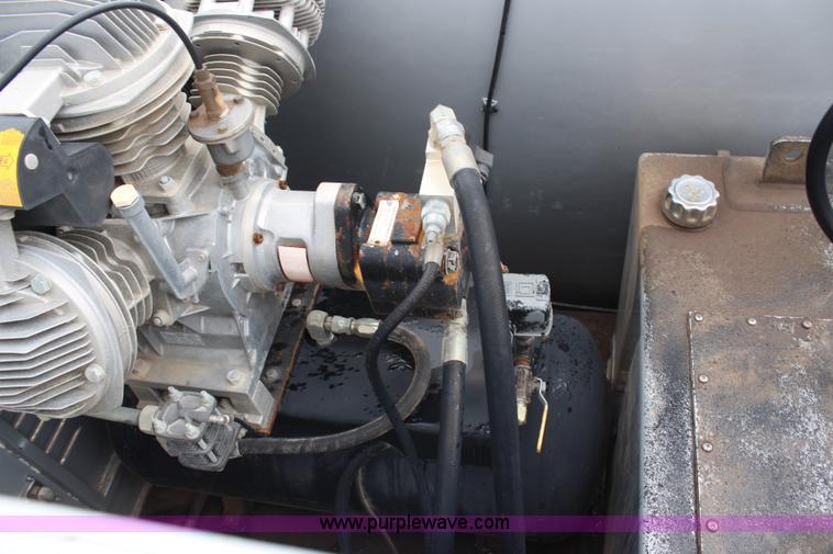 image for item H6722 1992 Kenworth T800 fuel lube truck