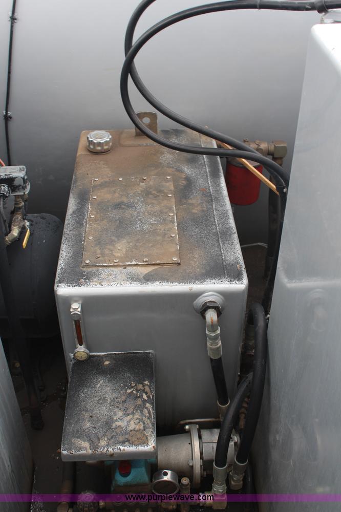 image for item H6722 1992 Kenworth T800 fuel lube truck