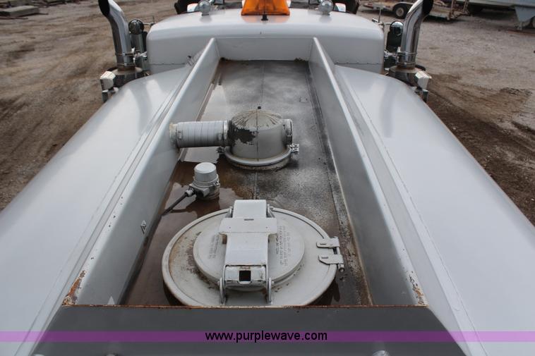 image for item H6722 1992 Kenworth T800 fuel lube truck