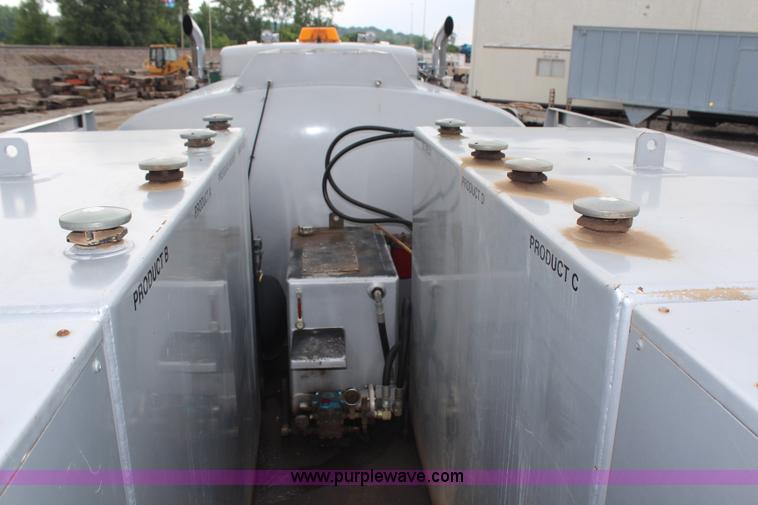 image for item H6722 1992 Kenworth T800 fuel lube truck