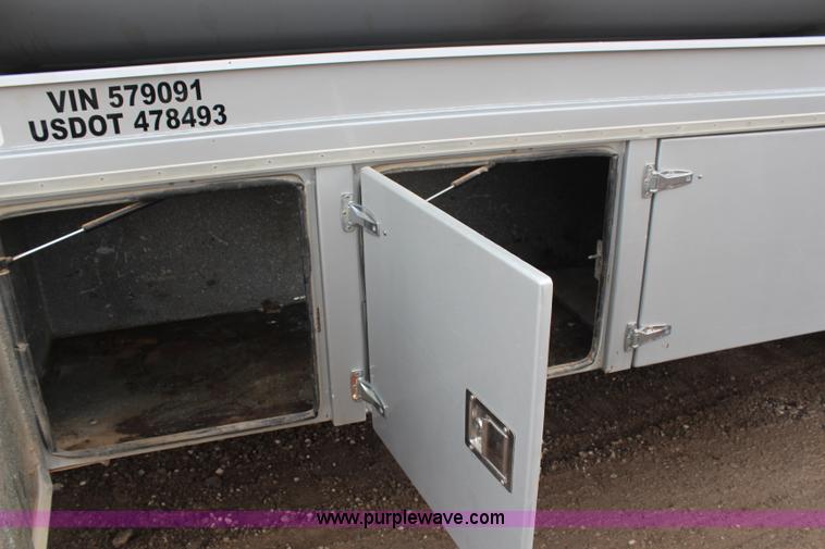 image for item H6722 1992 Kenworth T800 fuel lube truck