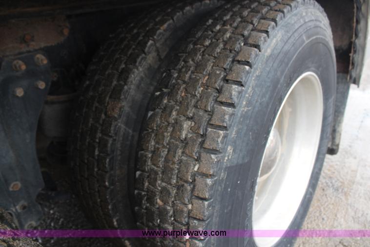 image for item H6722 1992 Kenworth T800 fuel lube truck