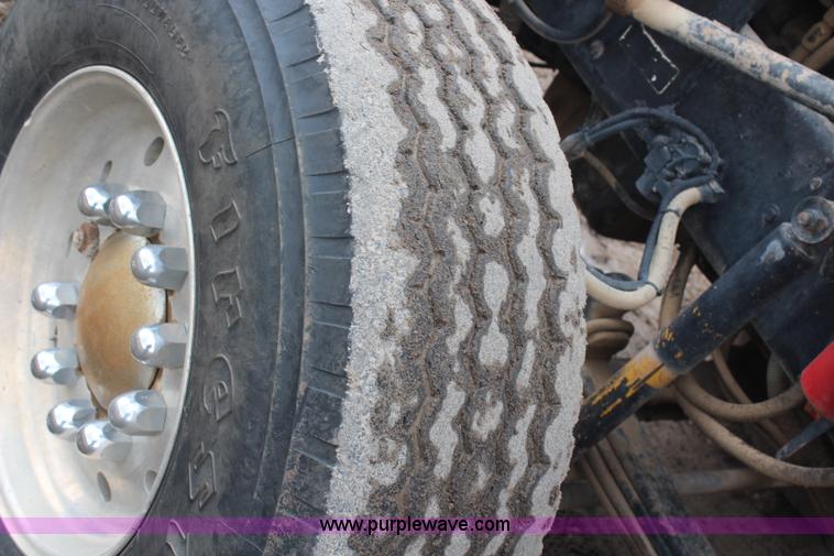 image for item H6722 1992 Kenworth T800 fuel lube truck