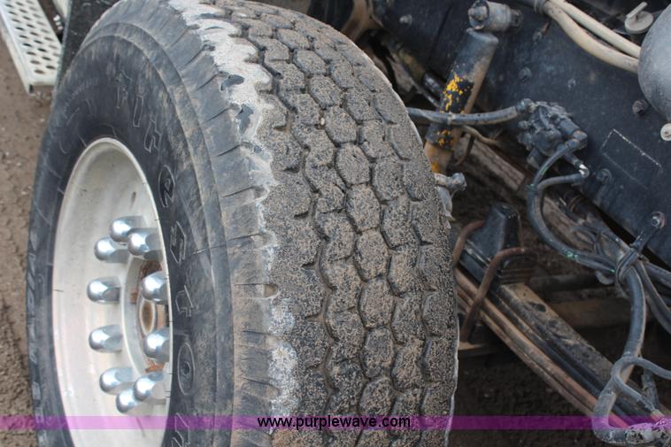 image for item H6722 1992 Kenworth T800 fuel lube truck